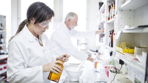 Eine Apothekerin fertigt Arzneimittel im Labor selbst an. (Foto: IMAGO, -)
