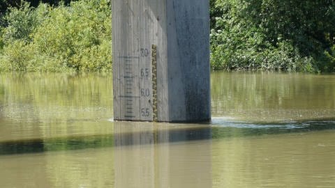 Wasserstandsanzeige an Brücke (Foto: IMAGO, IMAGO / Marc Schüler)