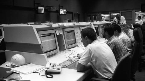 Mitarbeiter an Computern im Kontrollraum der Ariane 5-Trägerrakete im Weltraumbahnhof KourouFranzösisch Guayana. (Foto: IMAGO, Copyright Imago Sepp Spiegl)