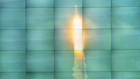 Mehrere hundert Mitarbeiter der Daimler-Benz Aerospace AG erleben am 4.6.1996 auf einer Videoleinwand im Bremer Werk die Explosion beim Erstflug der Ariane 5 in Kourou (Französisch Guyana).  (Foto: picture-alliance / Reportdienste, picture-alliance/dpa/ Kay Nietfeld)