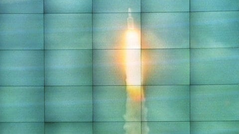 Mehrere hundert Mitarbeiter der Daimler-Benz Aerospace AG erleben am 4.6.1996 auf einer Videoleinwand im Bremer Werk die Explosion beim Erstflug der Ariane 5 in Kourou (Französisch Guyana).  (Foto: picture-alliance / Reportdienste, picture-alliance/dpa/ Kay Nietfeld)