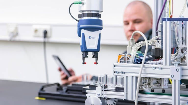 Neue Robotertechnik am Beruflichen Schulzentrum für Elektrotechnik Dresden