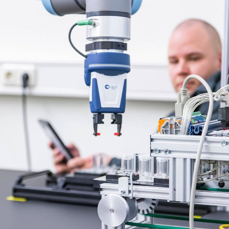 Neue Robotertechnik am Beruflichen Schulzentrum für Elektrotechnik Dresden