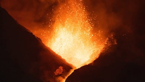Vulkanausbrüche zeigen, dass es im Inneren unseres Planeten brodelt. (Foto: IMAGO, imago images/Addictive Stock)