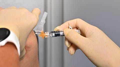 Wie gut die Grippeschutzimpfung wirkt, hängt auch vom jeweils vorherrschenden Virenstamm ab. (Foto: IMAGO, imago images/Rolf Poss)
