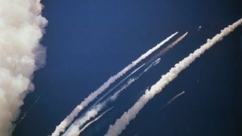 Das Bild zeigt eine Original-Aufnahme der Challenger-Katastrophe. (Foto: IMAGO, agefotostock)