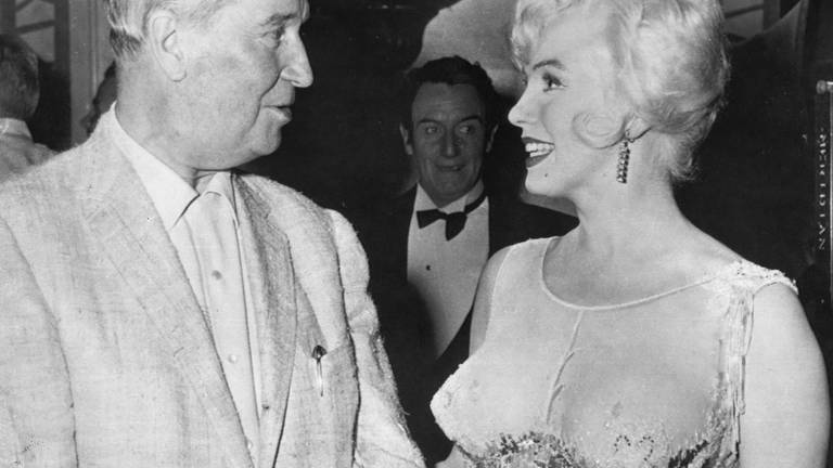 Das Bild zeigt Maurice Chevalier und Marilyn Monroe. (Foto: IMAGO, Heritage Images)