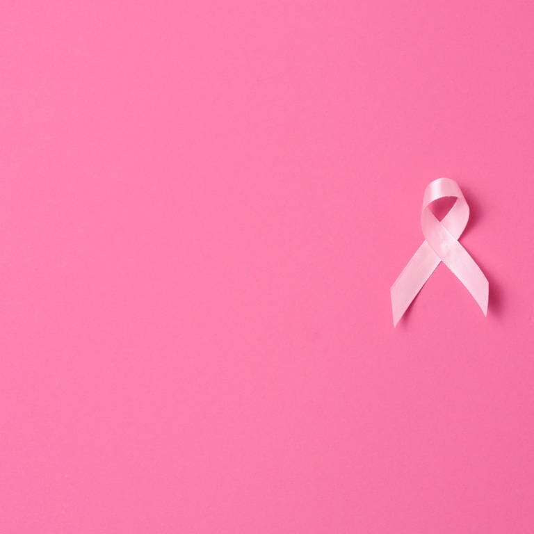 Pinke Schleife als Symbol im Kampf gegen Brustkrebs (Foto: IMAGO, /YAY Images)