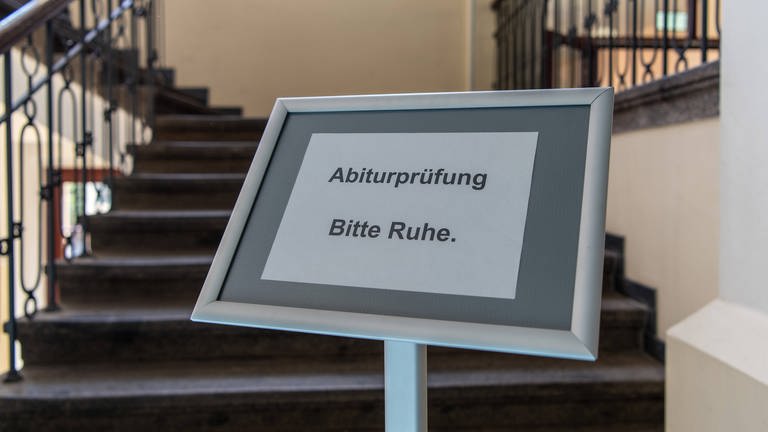 Schild, auf dem steht "Abiturprüfung Bitte Ruhe" (Foto: IMAGO, IMAGO / mhphoto)
