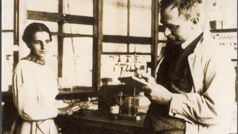Chemiker und zukünftiger Nobelpreisträger Otto Hahn und Physikerin Lise Meitner in ihrem Labor 1913. (Foto: picture-alliance / Reportdienste, picture-alliance / Mary Evans Picture Library/WEIMA | -)