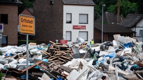 Die Folgen des Klimawandels verursachen auch langfristig enorme Kosten. Das zeigte auch die Folgen der Überschwemmung im Juli 2021 - hier in Erftstadt.