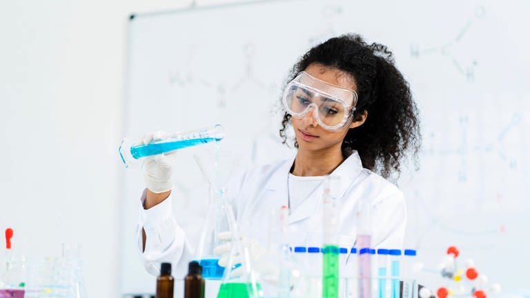Das Bild zeigt eine Wissenschaftlerin im Labor.