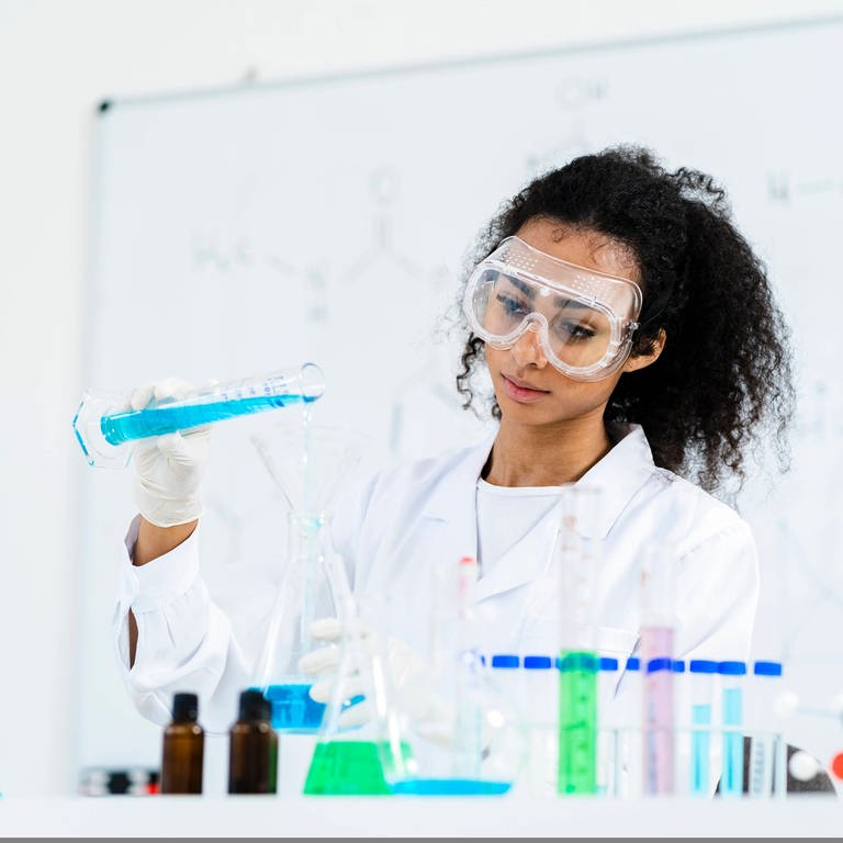 Das Bild zeigt eine Wissenschaftlerin im Labor.