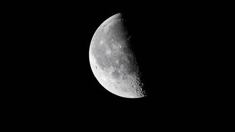 Das Bild zeigt den Mond. (Foto: IMAGO, Rene Traut)