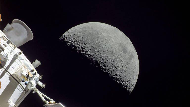 Das Bild zeigt den Blick auf den Mond auf einer Aufnahme der Artemis I-Mission. (Foto: IMAGO, Cover-Images)