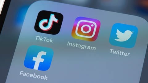 Das Bild zeigt die App-Icons von TikTok, Instagram, Twitter und Facebook. (Foto: IMAGO, AFLO)