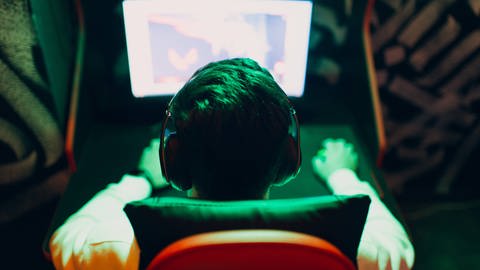 Durch die soziale Isolation während der Corona-Pandemie hat sich die Zahl der Computerspiel-Süchtigen unter Kindern und Jugendlichen noch mal deutlich erhöht.