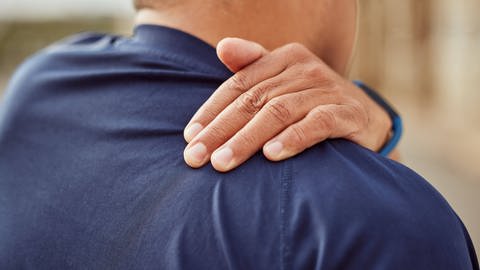 Rückenschmerzen gehören zu häufigsten Ursachen für Krankmeldungen. (Foto: IMAGO, IMAGO/Zoonar)