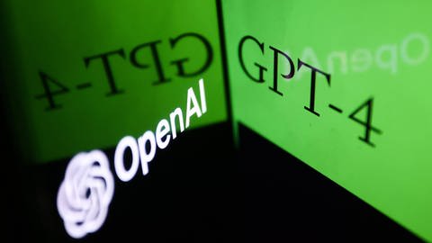 Das Bild zeigt das Logo von OpenAI und den Schriftzug GPT-4. (Foto: IMAGO, NurPhoto)