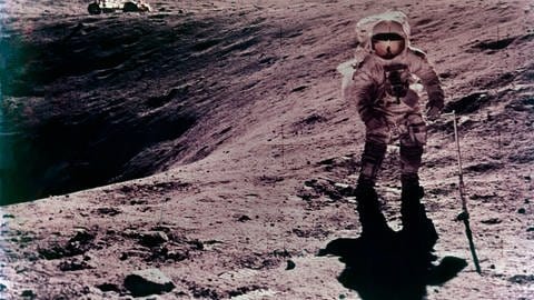 Charlie Duke hatte 1972 auf dem Mond Probleme, einen Hammer aufzuheben, der ihm aus der Hand gefallen war. Die neuen Raumanzüge sind flexibler. (Foto: dpa Bildfunk, Heritage Space / Heritage-Images)