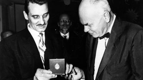 Howard H. Aiken (rechts) erhält die Medaille der Stadt Paris. (Foto: IMAGO, IMAGO / ZUMA/Keystone)
