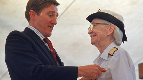 Admiral Hopper geht mit 79 Jahren ehrenvoll in Rente. (Foto: picture-alliance / Reportdienste, picture alliance / ASSOCIATED PRESS | PETER SOUTHWICK)