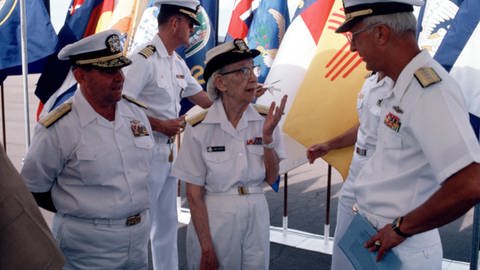 Grace Hopper mit weiteren Marine Soldaten in Uniform (Foto: IMAGO, IMAGO / piemags)