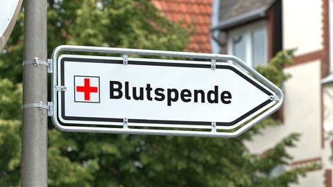 Schild zeigt in Richtung Blutspende (Foto: picture-alliance / Reportdienste, picture alliance / SULUPRESS.DE | Torsten Sukrow/SULUPRESS.DE)