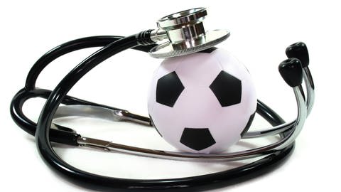 Fußball und Stethoskop (Foto: IMAGO, IMAGO / Panthermedia)