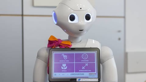 Das Bild zeigt einen humanoiden Roboter vom Typ Pepper.