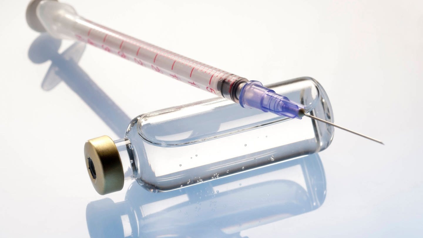Spritze und Impfstoff (Foto: IMAGO, IMAGO/ Zoonar)