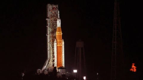 Das Bild zeigt eine Rakete auf dem Startplatz. (Foto: IMAGO, imago/NASA)