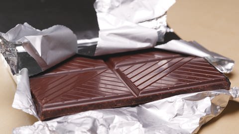 Das Bild zeigt eine Schokolade mit Alu-Verpackung. (Foto: IMAGO, Panthermedia)