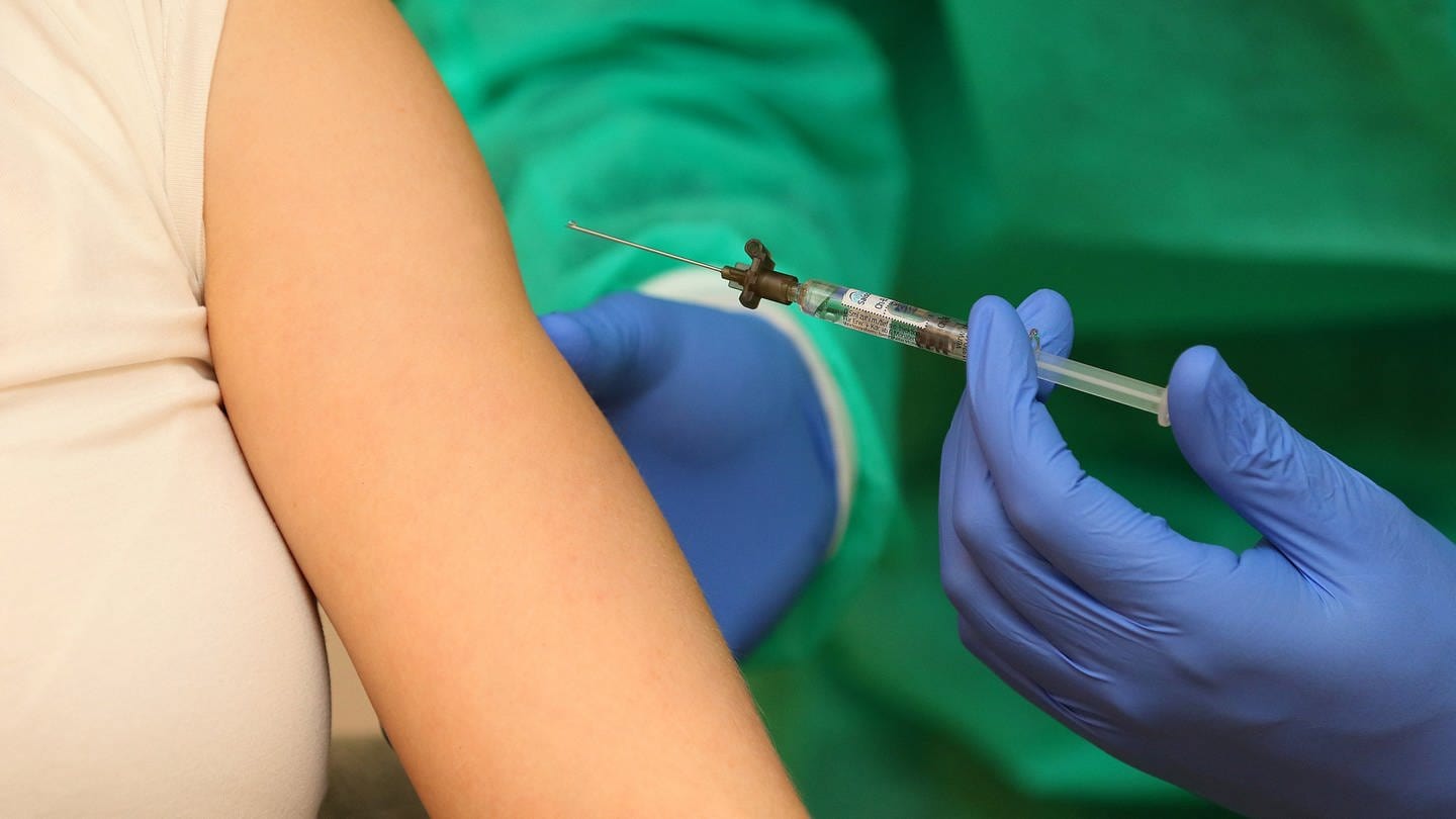 Person wird gegen Corona geimpft. (Foto: picture-alliance / Reportdienste, / pressefoto_korb)