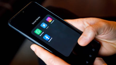 Logos verschiedener Sozialer Netzwerke sind auf dem Display eines Smartphones zu sehen. (Foto: picture-alliance / Reportdienste,  / Andreas Franke)