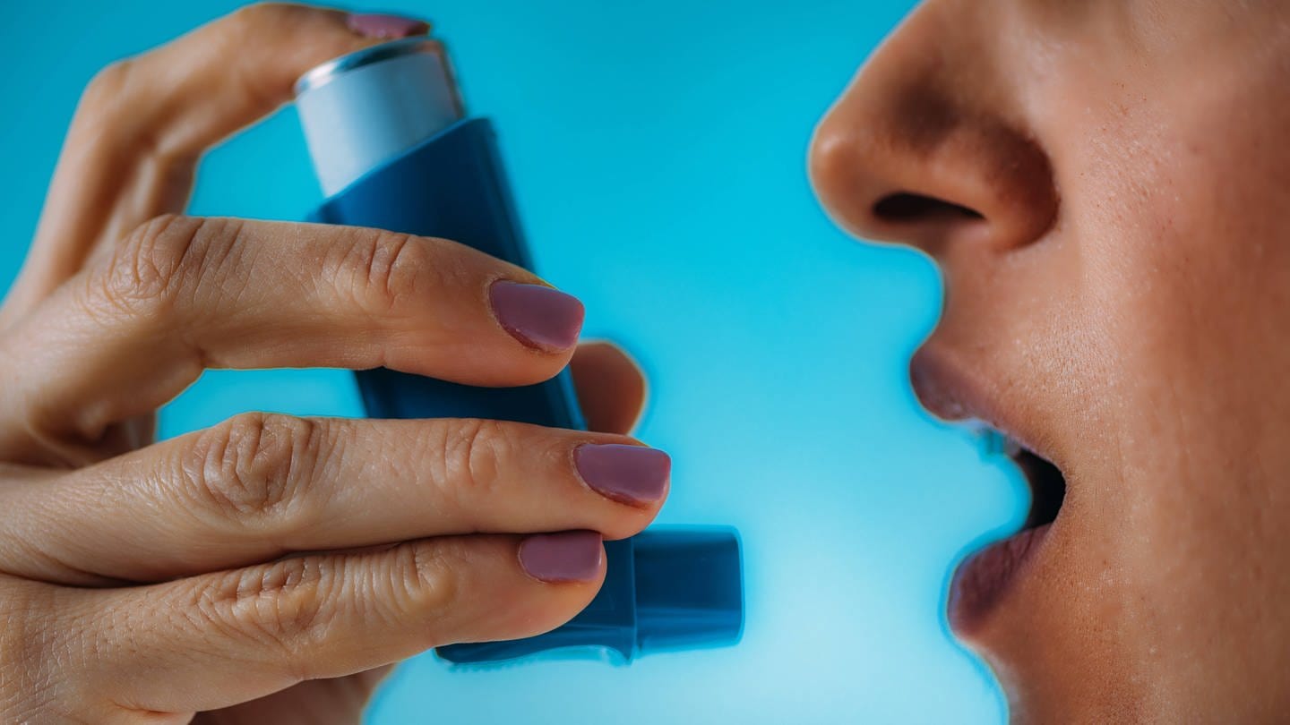 Frau mit Asthma nutzt einen Inhalator (Foto: IMAGO, /Science Photo Library)