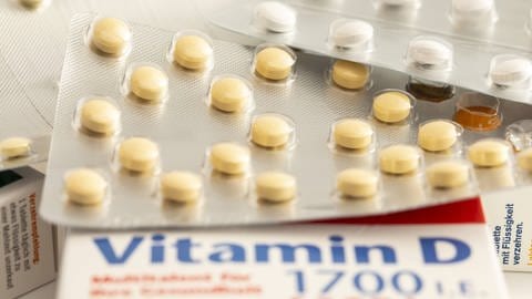 Vitamin D Tabletten Packungen. Das Präparat soll den Vitamin D Mangel durch geringer Sonneneinstrahlung ergänzen. (Foto: IMAGO, / Jochen Tack)