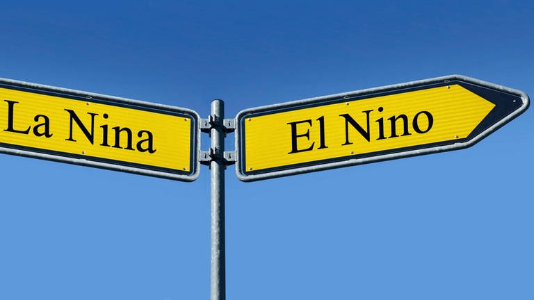  Zwei Wegweiser mit den Aufschriften "La Nina" und "El Nino" zeigen in unterschiedliche Richtungen.
