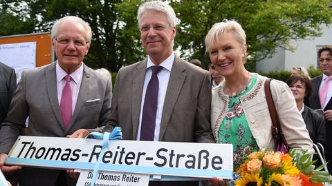 Zu seinem 60. Geburtstag wurde in Neu-Isenburg eine Straße nach dem Ex-ESA-Astronauten Thomas Arthur Reiter benannt. Das Bild zeigt Von links nach Rechts:  Bürgermeister Herbert Hunkel, Thomas Reiter und seine Ehefrau. (Foto: IMAGO, imago/Hartenfelser)