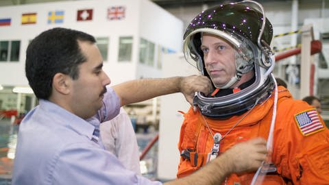Ein Raumanzug wird angepasst. Schon in jungen Jahren träumte Thomas Reiter davon, Astronaut zu werden. (Foto: IMAGO,  imago images/JMH-Galaxy-Contact)
