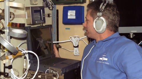 Thomas Reiter, Flugingenieur der Expedition 14 auf der ISS, trägt ein Kommunikationssystem-Headset. (Foto: IMAGO, imago images/JMH-Galaxy Contact)