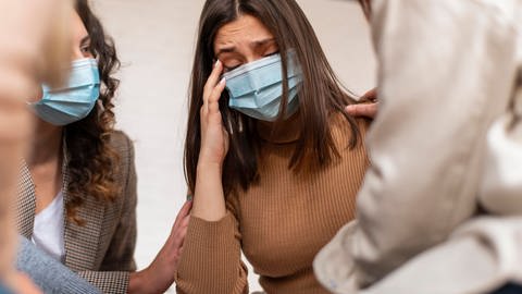 Erschöpfte Frau mit Mund-Nasen-Schutz (Foto: IMAGO, /)