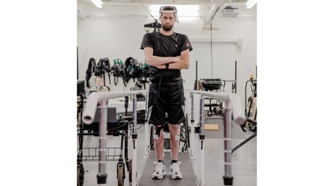 Gert-Jan Oskam steht freihändig mithilfe der Implantate im Gehirn und Rückenmark im Lausanner Universitätsklinikum. (Foto: Pressestelle, press kit)