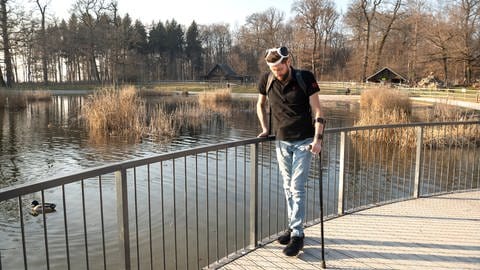 Gert-Jan Oskam läuft an Krücken mithilfe der Implantate im Gehirn und Rückenmark. (Foto: Pressestelle, press kit)