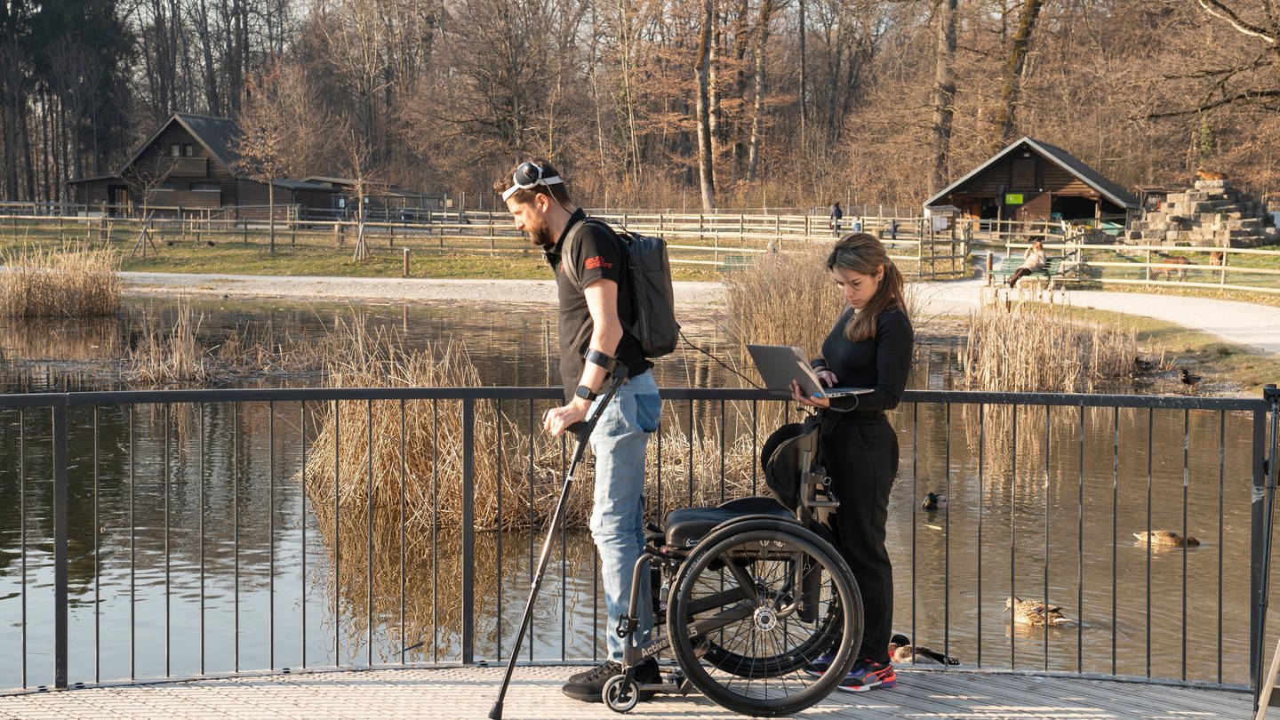 Der ehemalig gelähmte Patient Gert-Jan Oskam steht aus Rollstuhl auf und läuft dank des Gehirn-Rückenmark-Implantats mithilfe von Krücken. (Foto: Pressestelle, press kit)
