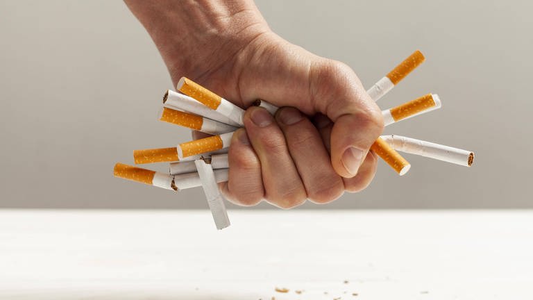 Zigaretten werden in Hand zerdrückt (Foto: IMAGO, /)