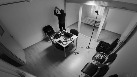 In einem Raum, in dem sich sonst Gefangene mit ihren Anwälten treffen, installiert Wissenschaftler Dominik Gerstner die notwendige Technik: Computer, VR-Brille, Tracking-Sensorenystem, Controller – das gesamte System ist leicht zu transportieren und überall einsetzbar. 