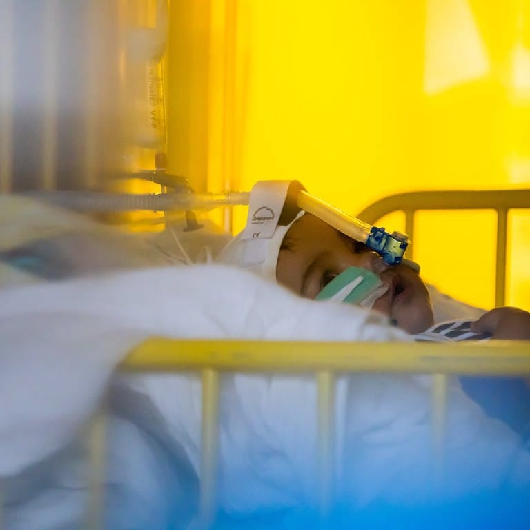 Baby wird auf der Intensivstation eines Kinderkrankenhauses und wird nicht-invasiv beatmet. (Foto: picture-alliance / Reportdienste, picture alliance/dpa | Christoph Soeder)