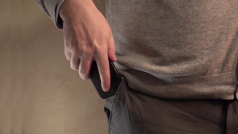 Mann zieht Smartphone aus der Hosentasche (Foto: SWR)