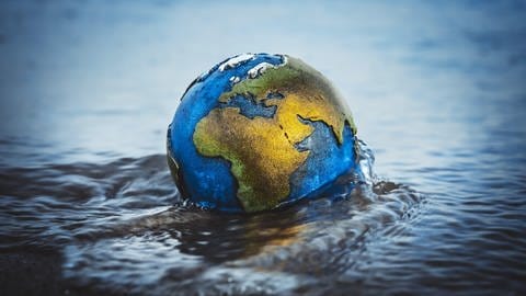 Erde im Wasser als Symbolbild für den Meeresspiegelanstieg
